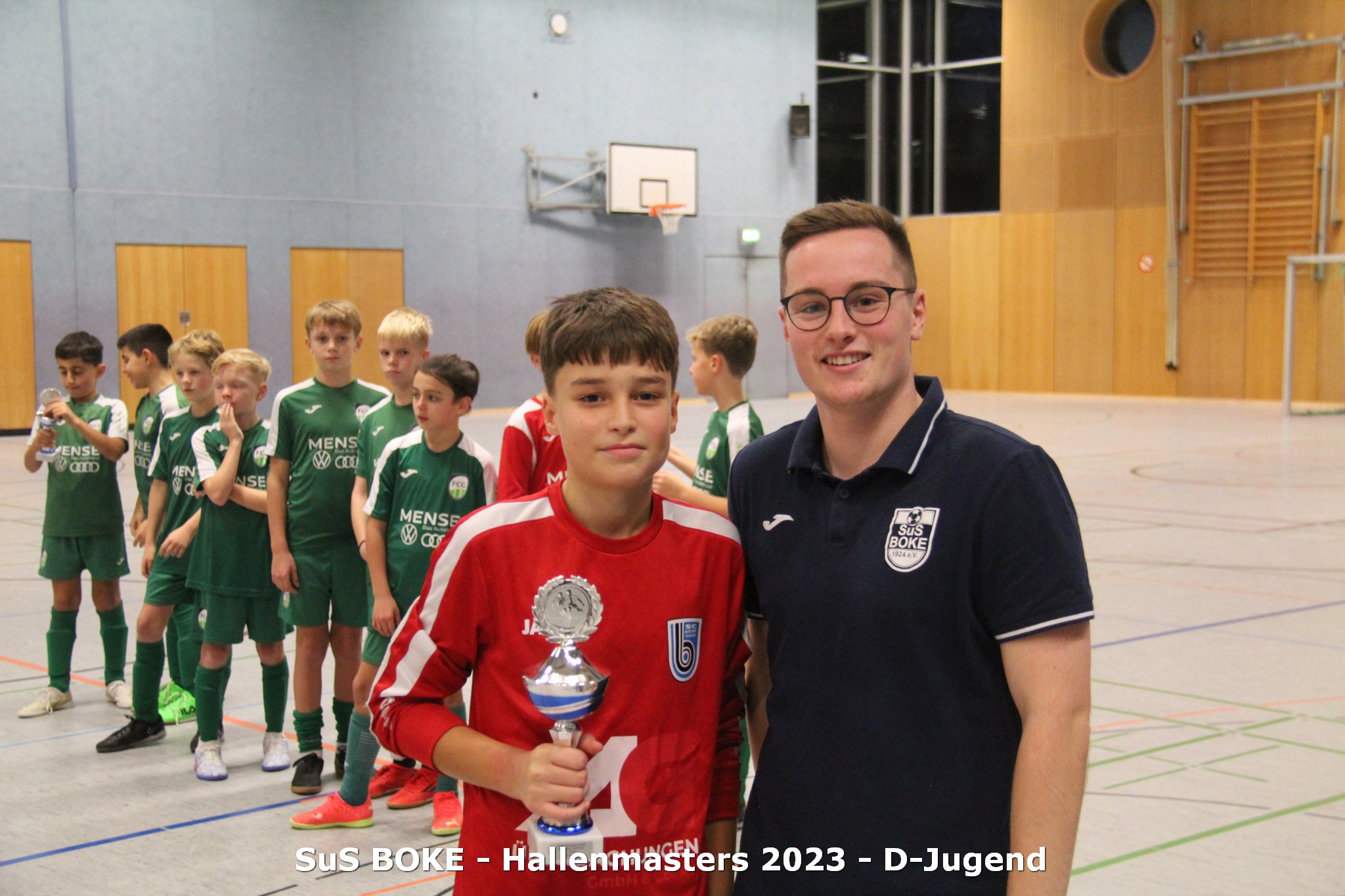 Julian Kirchhelle überreicht dem Torwart des SC Borchen den Siegerpokal des D-Jugend-Turniers.